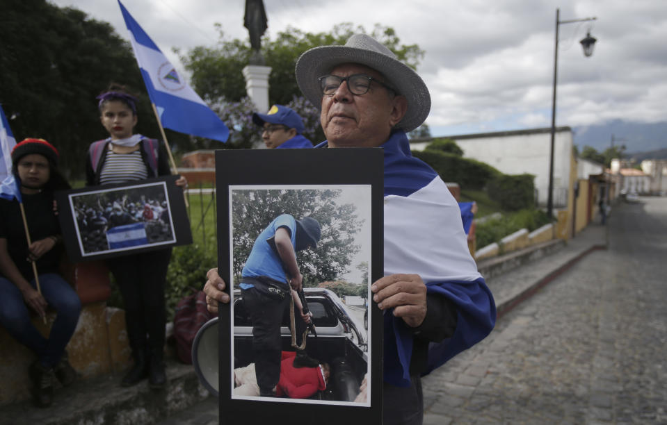 Nicaragüenses protestan contra el presidente de ese país, Daniel Ortega, cerca del hotel donde se realizará la XXVI Cumbre Iberoamericana en Antigua, Guatemala, el jueves 15 de noviembre de 2018. (AP Foto / Moisés Castillo)