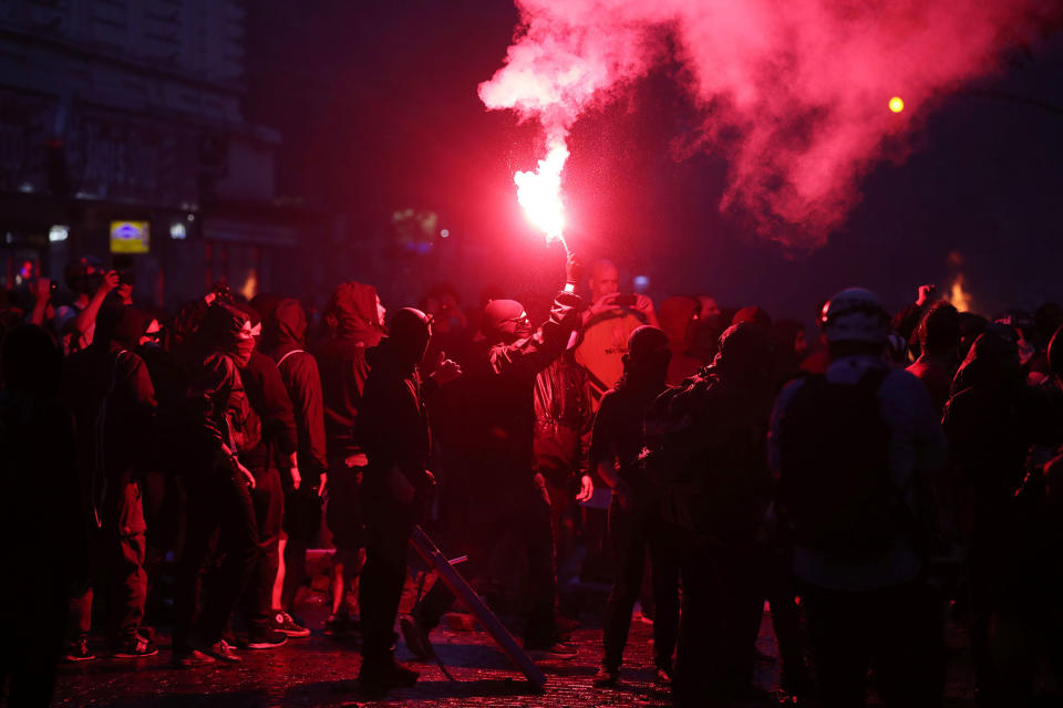 <p>Protesters have set barricades alight on July 7, 2017 in Hamburg, northern Germany. (Ronny Hartmann/AFP/Getty Images) </p>