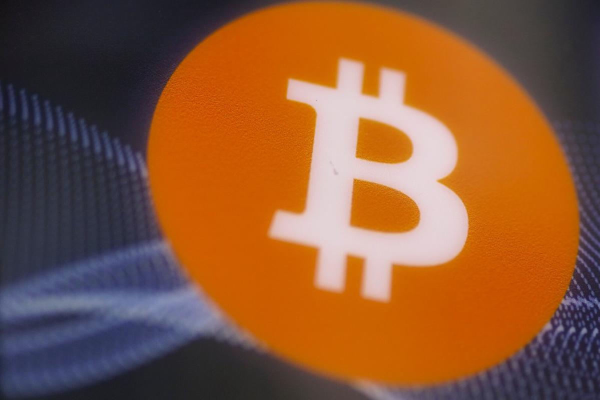 Crowded bitcoin derivatives bets spur warning of ‘short squeeze’