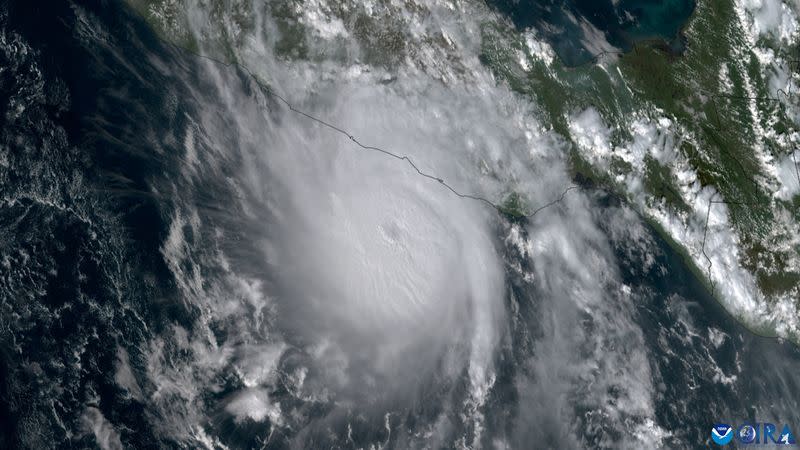 Imagen satelital muestra al huracán Otis tocando tierra en México