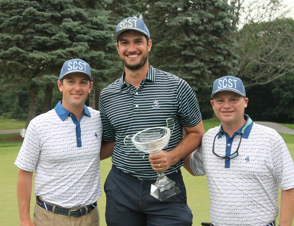 Nick McLaughlin, centro, sostiene el trofeo Seacoast Amateur y está flanqueado por los directores del torneo Mike Jerram, izquierda, y Dan Limauro luego de la victoria a tres bandas en los playoffs del domingo en Breakfast Hill Golf Club en Groenlandia.