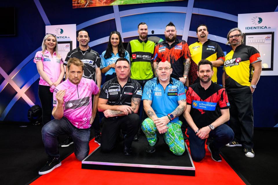 Die "Pro-Pro-Teams": Je sechs Profis und sechs Promis taten sich zu Darts-Duos zusammen und warfen in Düsseldorf eifrig Pfeile. Auffällig: Hier trug Oliver Pocher (links) noch eine normaler Frisur. Später kopierte er mit Deutschland-Irokese und aufklebten Seepferdchen sein Vorbild Peter Wright. (Bild: ProSieben/Willi Weber)