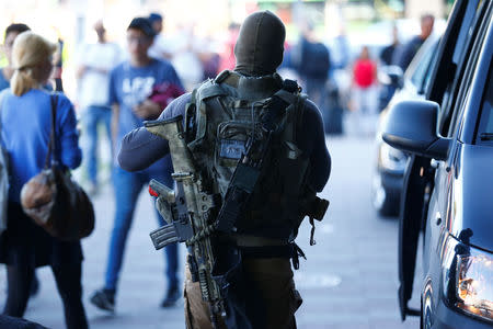 German special Police walks near the main train station in Cologne, Germany, October 15, 2018, after the train station was closed after hostage-taking. REUTERS/Thilo Schmuelgen