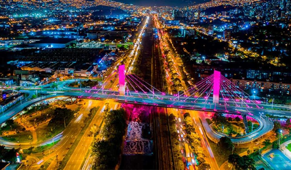 Vista nocturna de Medellín . Foto: Colombia Travel.