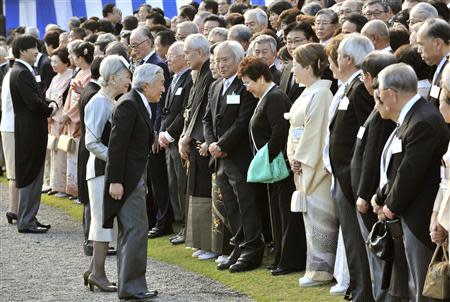 Japan's Emperor Akihito (4th L), flanked by Empress Michiko, greet guests during the annual autumn garden party at the Akasaka Palace imperial garden in Tokyo October 31, 2013. REUTERS/Kazuhiro Nogi/Pool