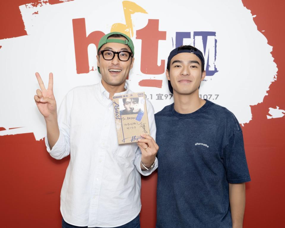 ▲陳昊森 (右) 作客Hit Fm聯播網「耐玩DJ」Bryan節目。