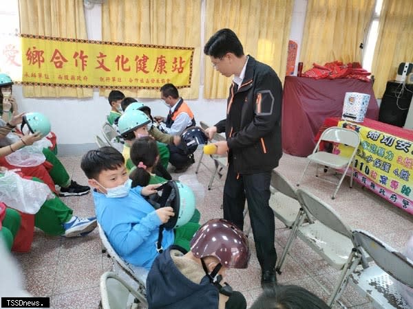 仁愛警分局募集安全帽、保暖衣物捐贈予部落學童。(仁愛警分局提供)