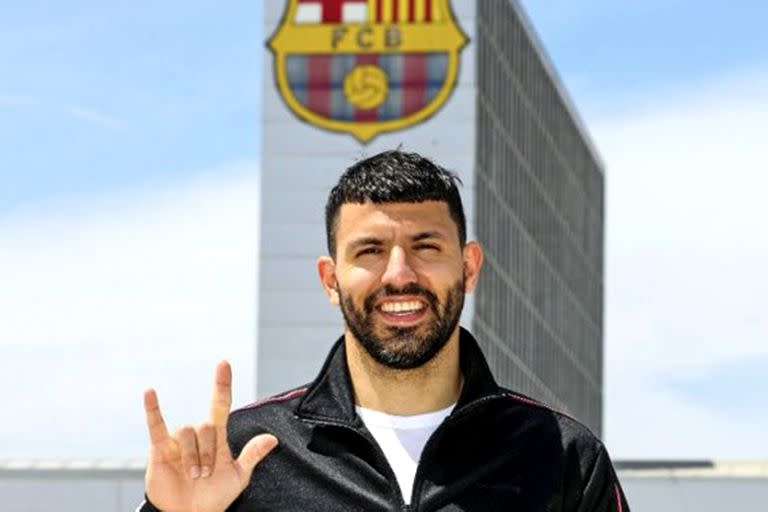 Ahogado financieramente, Barcelona salió a buscar jugadores que finalizaban su contrato para no tener que pagar transferencias, tal el caso del Kun Agüero, que abandonó Manchester City