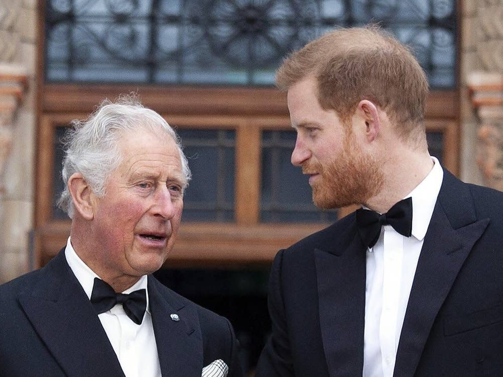 König Charles III. mit seinem abtrünnigen Sohn, Prinz Harry. (Bild: imago/ZUMA Press)