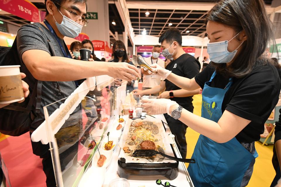 在疫情期間，美食展都不准試食。(Photo by PETER PARKS/AFP via Getty Images)