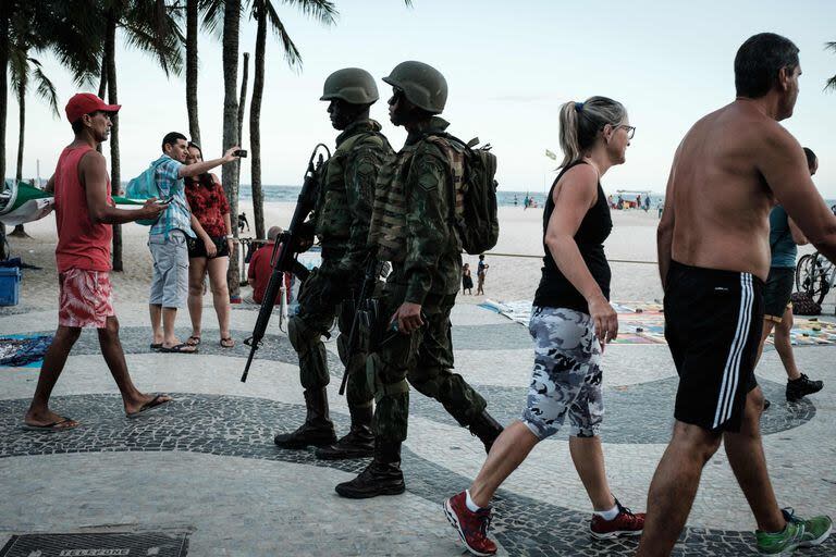 El ejército brasileño patrulla la playa de Copacabana en 2018 (Photo by Yasuyoshi Chiba / AFP)