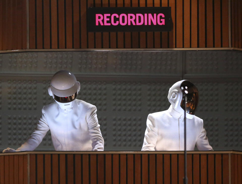 ARCHIVO - Thomas Bangalter, izquierda, y Guy-Manuel de Homem-Christo de Daft Punk actúan en la 56a entrega anual de los Premios Grammy en el Staples Center de Los Ángeles, el 26 de enero de 2014. (Foto Matt Sayles/Invision/AP, archivo)