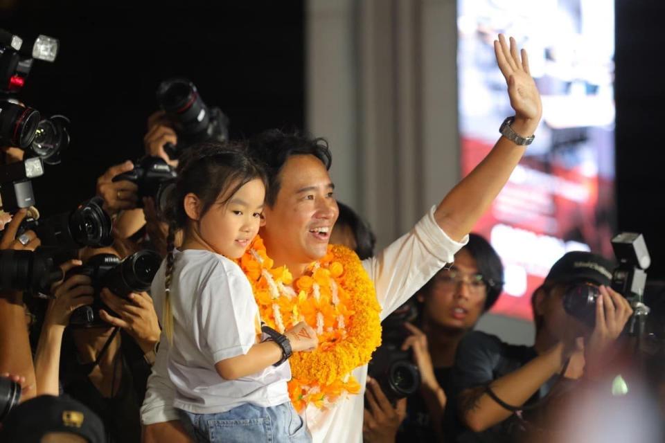 皮塔上月在曼谷的一場造勢大會抱著女兒出席。（翻攝Pita Limjaroenrat - พิธา ลิ้มเจริญรัตน์臉書）