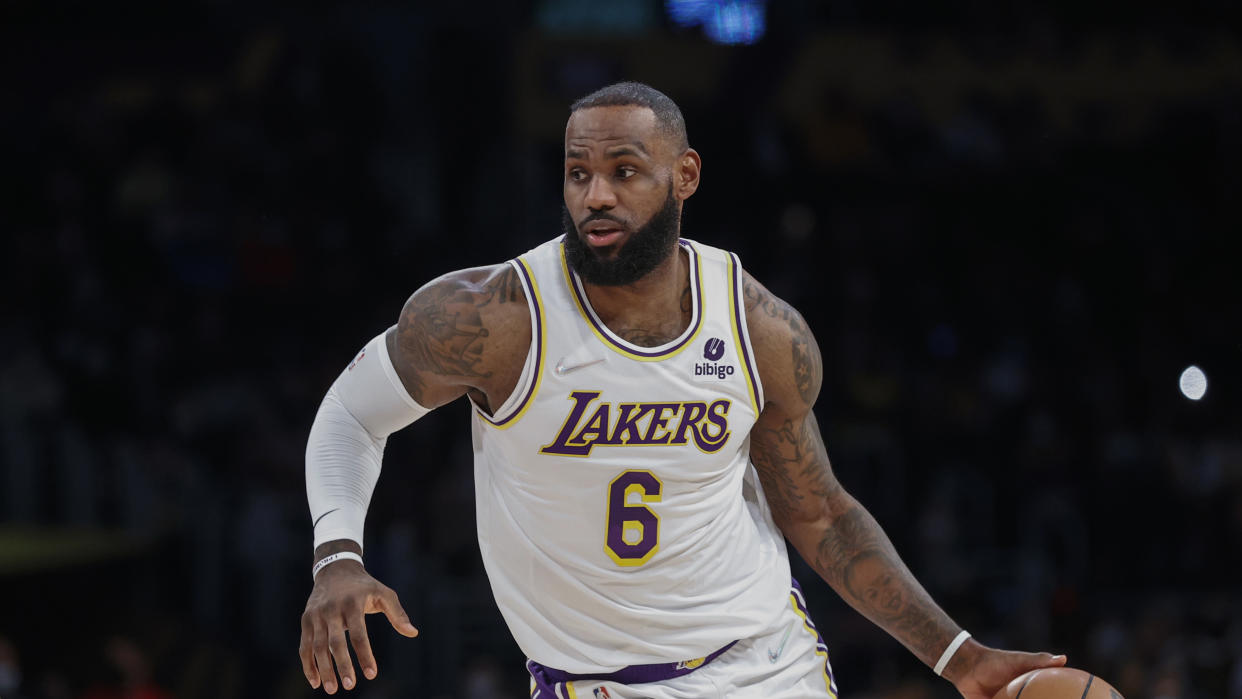 Los Angeles Lakers forward LeBron James (6) 