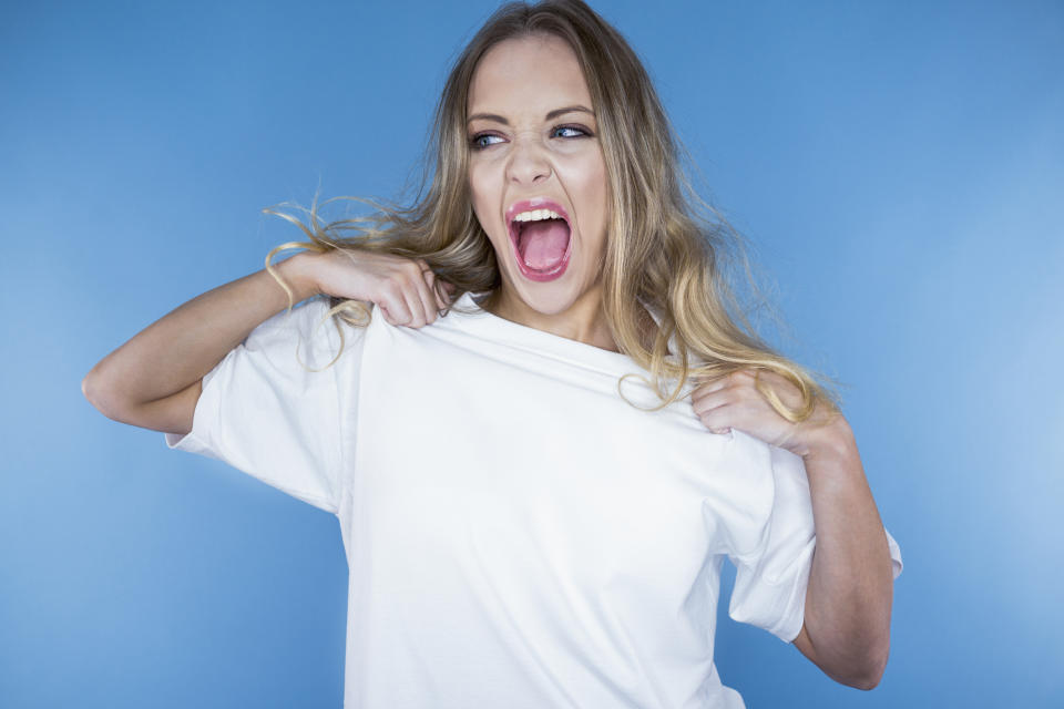 Woher kommen bloß diese mysteriösen T-Shirt-Löcher? (Symbolbild: Getty Images)