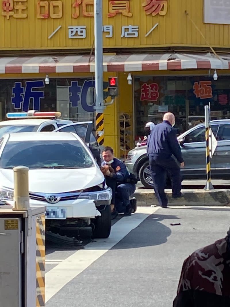 ▲台南市安南區街頭，今（1）日下午一位30歲郭姓女子開車撞人後肇逃，警方示意停車仍繼續逃逸，過程中又撞倒另位騎士，最後才被警力圍堵攔截逮捕。郭女車上還起出大量毒品。（圖／翻攝自記者爆料網）