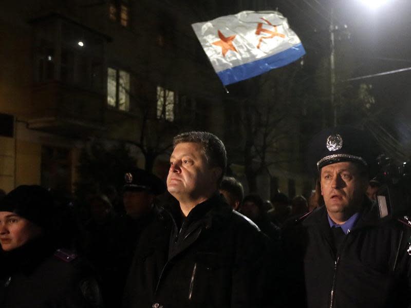 In Simferopol hinderten pro-russische Demonstranten den ukrainischen Abgeordneten Petro Poroshenko (M) daran, zum Parlament der Krim zu gelangen. Foto: Maxim Shipenkov