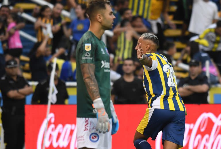 El debutante Jonathan Candia festeja el único gol del triunfo de Rosario Central frente a Argentinos Juniors; lo padece Federico Lanzilotta, en el inicio de la Liga Profesional de Fútbol.