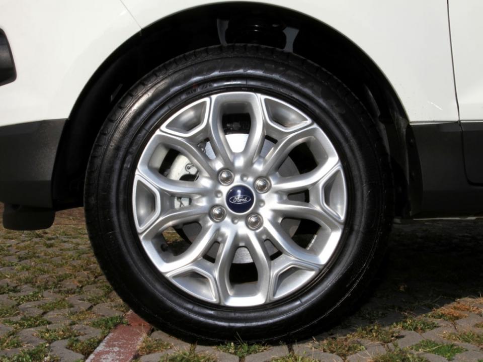 EcoSport兩款車型皆採205/60 R16的輪胎配置。