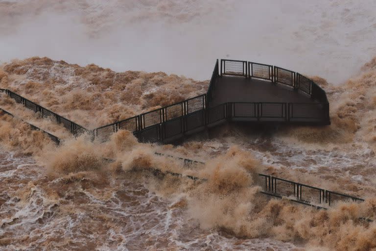 La crecida del río Iguazú daño algunas estructuras de las pasarelas; especialmente, las que conducen a la Garganta del Diablo