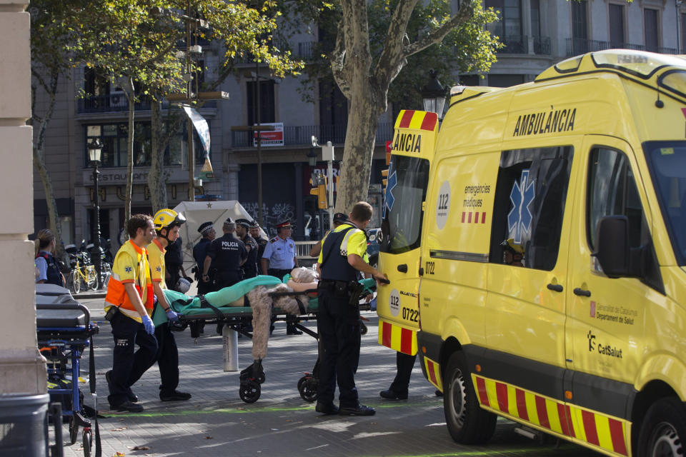 <p>GRA187. BARCELONA, 17/08/2017.- Los servicios de emergencia trasladan a una de las personas afectadas por el atropello masivo. EFE/Quique García </p>