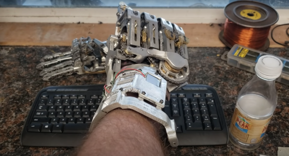Mechanical engineer Ian Davis has built an extraordinary mechanical prosthetic that is somehow both steampunk and cyberpunk AF. 
