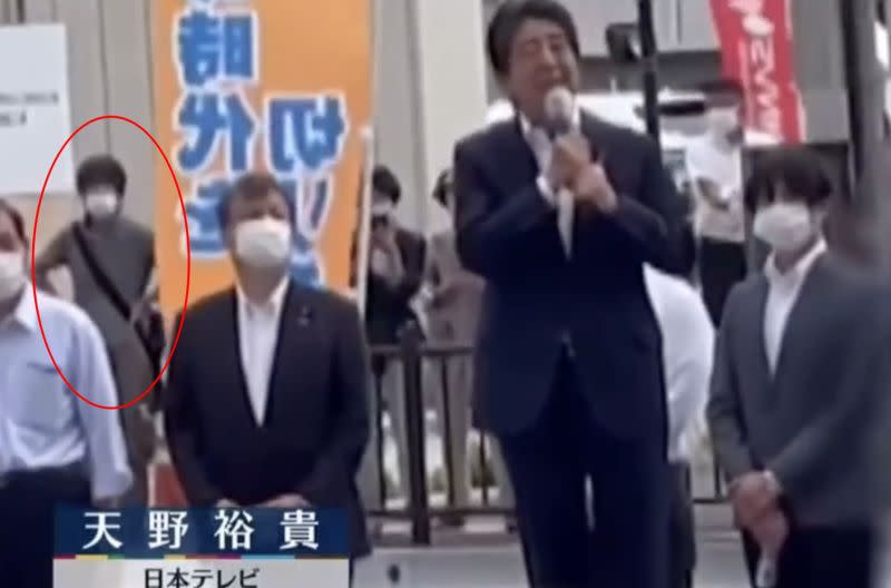 ▲安倍晉三演說時遭遇襲擊事件，消息震驚全球，稍早推特上也瘋傳一段影片，拍下槍手山上徹在安倍後方埋伏等待時機的畫面。（圖／翻攝自推特）