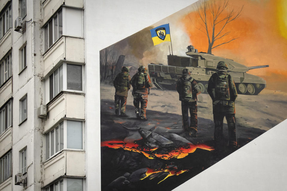 Un mural muestra a soldados voluntarios de la 3ra Brigada de Asalto para honrar la memoria de su compañero Serhiy Mashovets, en un edificio residencial de Kiev, Ucrania, el 1 de febrero de 2024. Mashovets murió durante la defensa de la capital en 2022. Era un activista ecologista que quería crear un parque natural en el distrito de la ciudad donde nació. (AP Foto/Efrem Lukatsky)