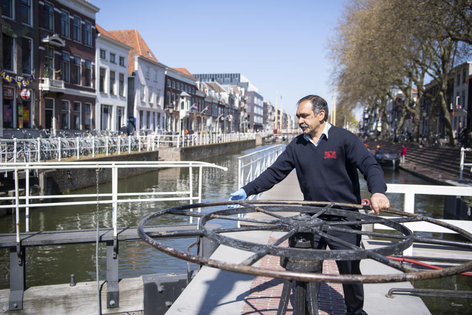 En una fotografía sin fecha de Mark van Heukelum, Rashid Ouchene, uno de los cinco operadores de esclusas empleados por la ciudad de Utrecht, Países Bajos. (Mark van Heukelum vía The New York Times)