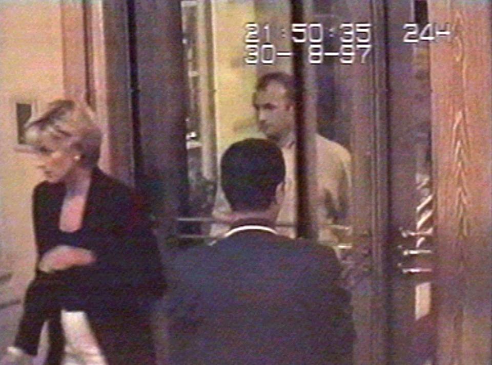 根據麗思酒店監視器畫面，英國黛安娜王妃在1997年8月30日車禍當天晚餐之前與多迪進入飯店。路透社