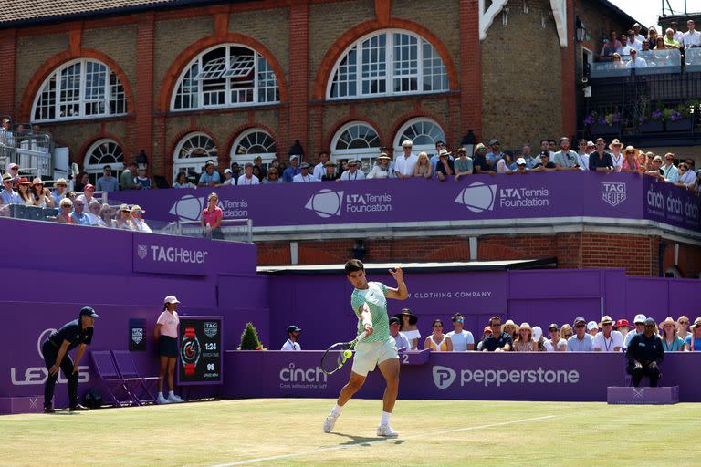 Carlos Alcaraz en el prestigioso Queen's Club; el español ganó su undécimo título, el primero sobre césped