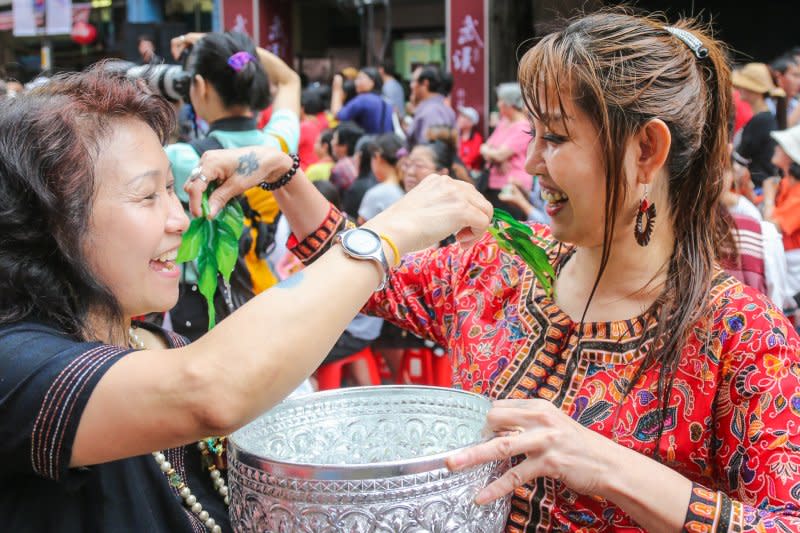 20160416-2016新北市潑水節.新住民過年，中和華新街封街.在情人傘浪漫水霧步道下幸福愛戀.儘情潑水去霉招運.（陳明仁攝）