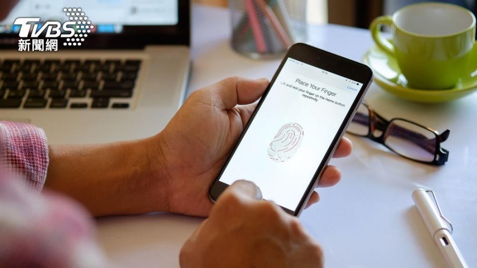 部分果粉仍傾向於使用指紋解鎖螢幕。（示意圖／shutterstock達志影像）