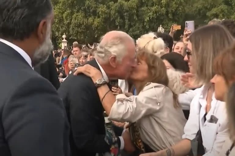 Una mujer besa al rey Carlos