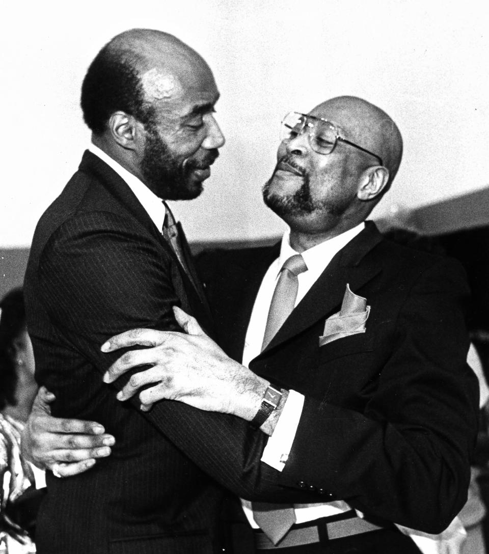 Nate Thurmond, left, and Gus Johnson embrace in 1987.