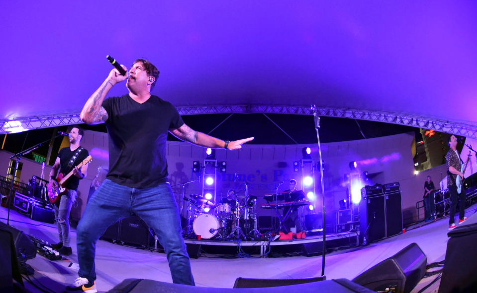 Zach Goode in Smash Mouth at the 31st street stage on 2 September 2022 in Virginia Beach, VA. (Jeff Moore / Alamy Stock Photo)