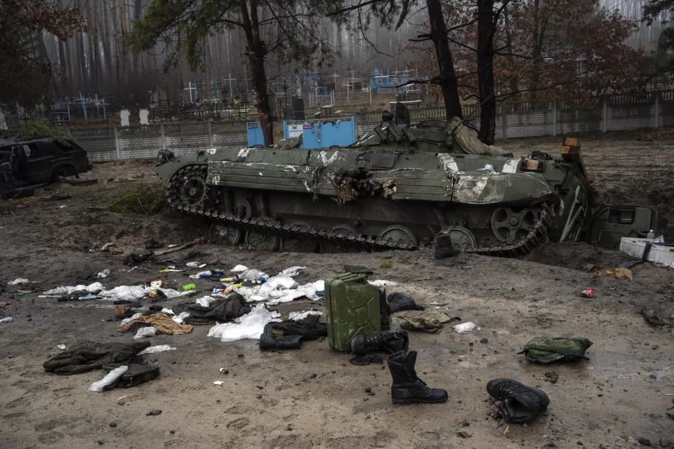 2022년 4월 1일 금요일 우크라이나 키예프 외곽 지역에서 러시아인이 철수한 후 우크라이나 군인이 군사 소탕을 하는 동안 러시아 군인이 두고 온 군용 장비가 탱크 근처에 흩어져 있습니다. (AP Photo/Rodrigo Abd)