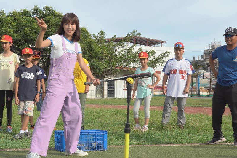 亞里(左前)上場參賽，加入花蓮新城國小棒球隊二軍與小小背包客對戰。（公視提供）