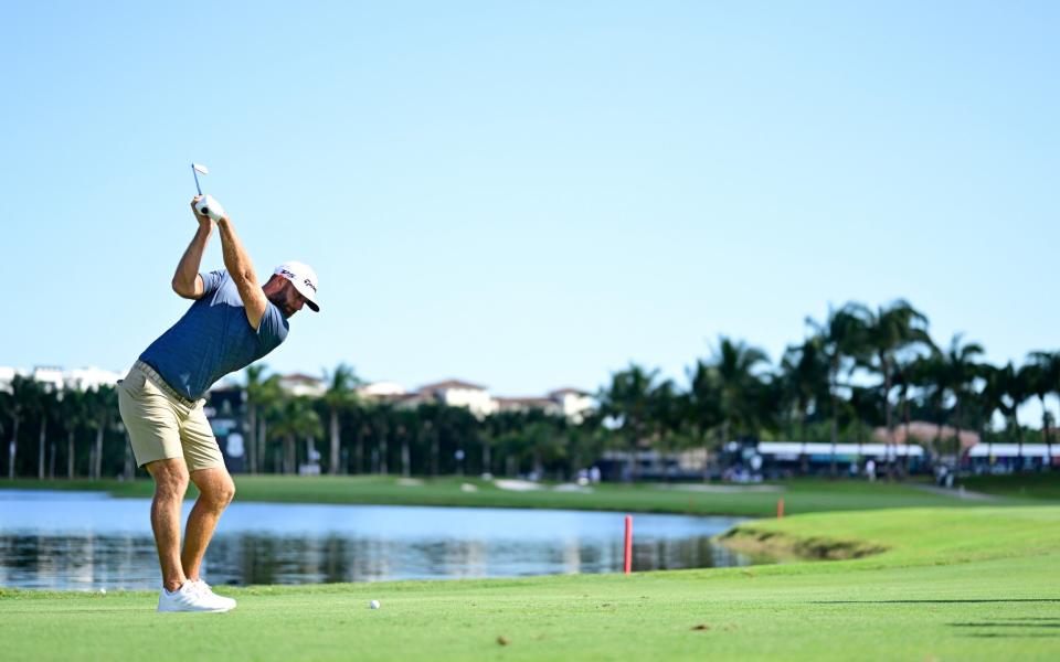 El capitán del equipo Dustin Johnson de 4 Aces GC juega un tiro en el octavo hoyo durante un pro-am previo - GETTY IMAGES