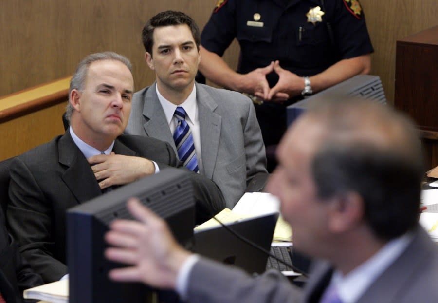 REDWOOD CITY, CA – NOVEMBER 2: Accused double murderer Scott Peterson (2nd-L) and attorney Pat Harris (L) listen to attorney Mark Geragos (R) during defense closing arguments November 2, 2004 in Redwood City, California. Peterson is accused of killing his wife, Laci, and their unborn son, Conner. (Photo by Fred Larson-Pool/Getty Images)