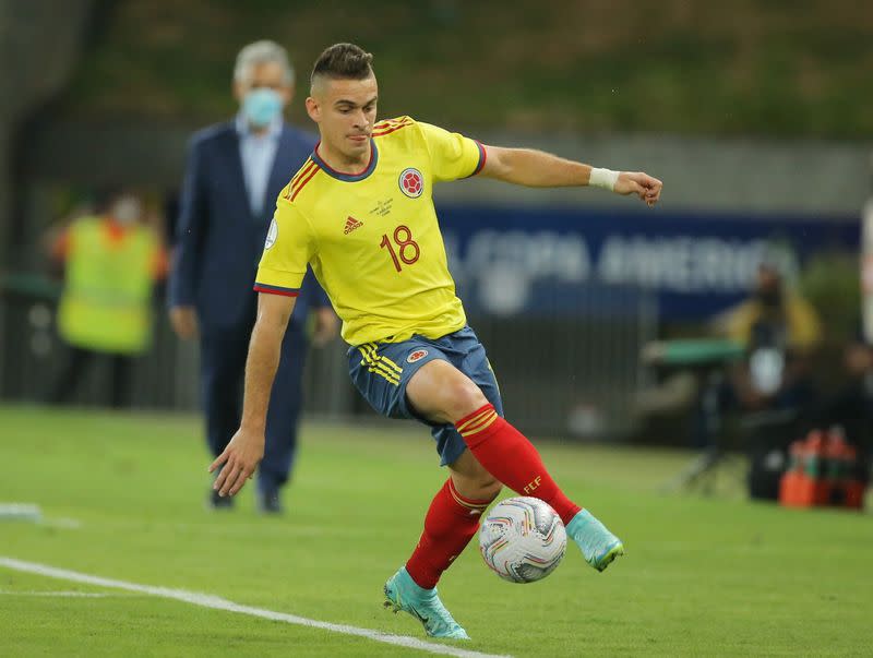 Foto de archivo. El delantero colombiano Rafael Santos Borré controla el balón en un partido de la Copa América de Brasil 2021 contra Ecuador, en el estadio Arena Pantanal, de Cuiaba