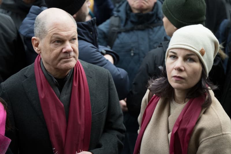German Chancellor Olaf Scholz (L) and Foreign Minister Annalena Baerbock stand on the Alter Markt during the "Potsdam defends itself" demonstration in a reaction to the announcement of a meeting of right-wing activists in the city. Sebastian Christoph Gollnow/dpa