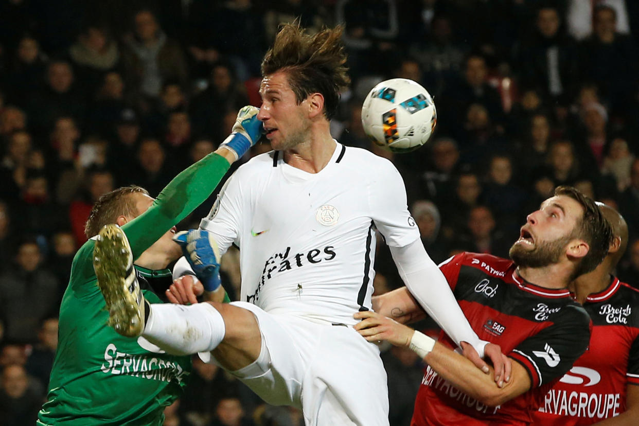 Los jugadores de Guingamp Karl-Johan Johnsson y Lucas Deaux durante una acción del partido contra Grzegorz Krychowiak del Paris St Germain (PSG). (Foto: REUTERS/Stephane Mahe)