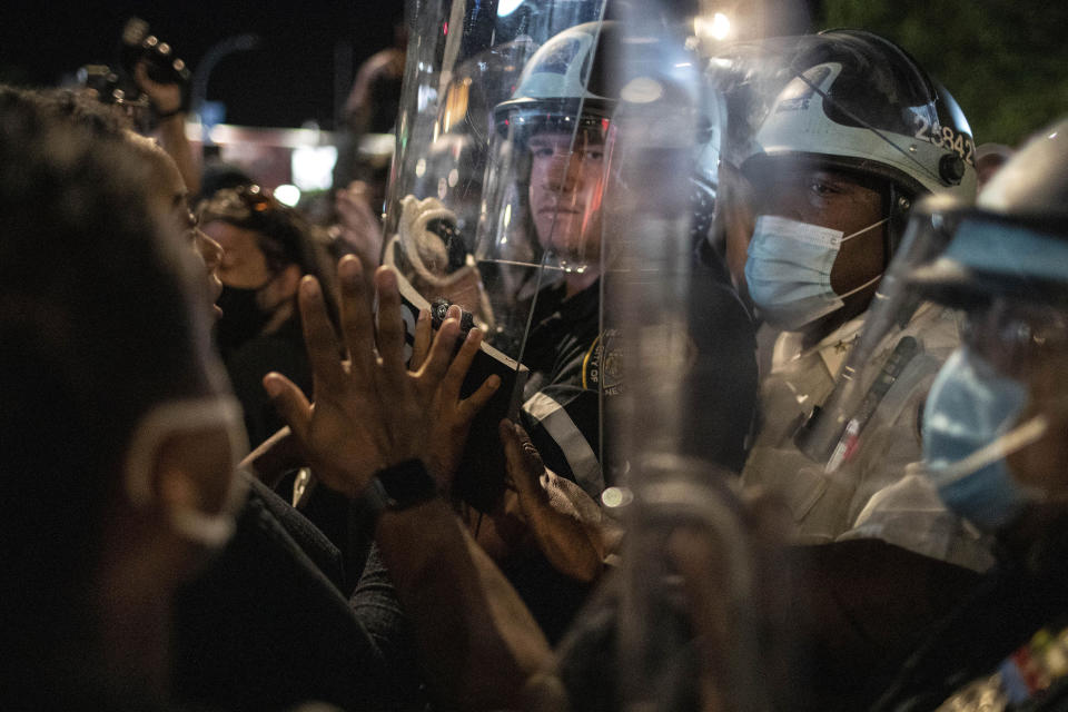 La policía detiene a unos manifestantes que participaban en una marcha exigiendo justicia por George Flody en el barrio de Brooklyn de Nueva York este 31 de mayo. (Foto: Wong Maye-E / AP).