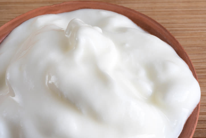 <p>Ogni volta che mangiamo uno yogurt pensiamo alla Grecia o alla Turchia, ma in realtà l’origine della sua “scoperta” è da ricercare in Asia Centrale. Lo Yogurt arrivò in Europa attraverso la Bulgaria e poi si espanse nei Balcani, oltre che appunto in Turchia. (foto: Getty) </p>