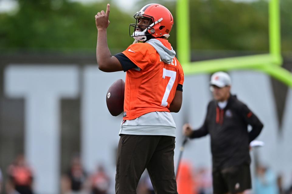 Cleveland Browns quarterback Jacoby Brissett looks to throw during an NFL football practice in Berea, Ohio, Sunday, Aug. 14, 2022. (AP Photo/David Dermer)