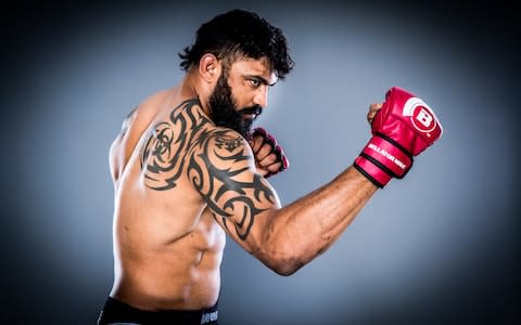 Liam McGeary meets Mo Lawal in Hawaii - Credit: Lucas Noonan/Bellator