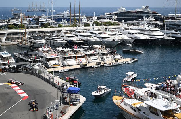 Sergio Pérez (Red Bull Racing) et Kevin Magnussen (Haas F1 Team) lors des essais libres dans les rues de Monaco, vendredi 27 mai 2022. (Photo: SEBASTIEN BOZON via Getty Images)