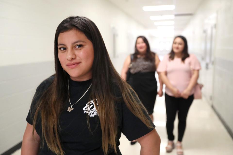 MEMPHIS, Tenn. – Daniela Rivera, 14, posa para una foto con su madre, Marisela Ramos, 34, y su hermana mayor, Mary Rivera, 19. La familia, que emigró de Guatemala, estaba presente para participar en la graduación de Daniela de un programa de Inglés Como Segundo Idioma dedicado especialmente a estudiantes que recién llegan al país.