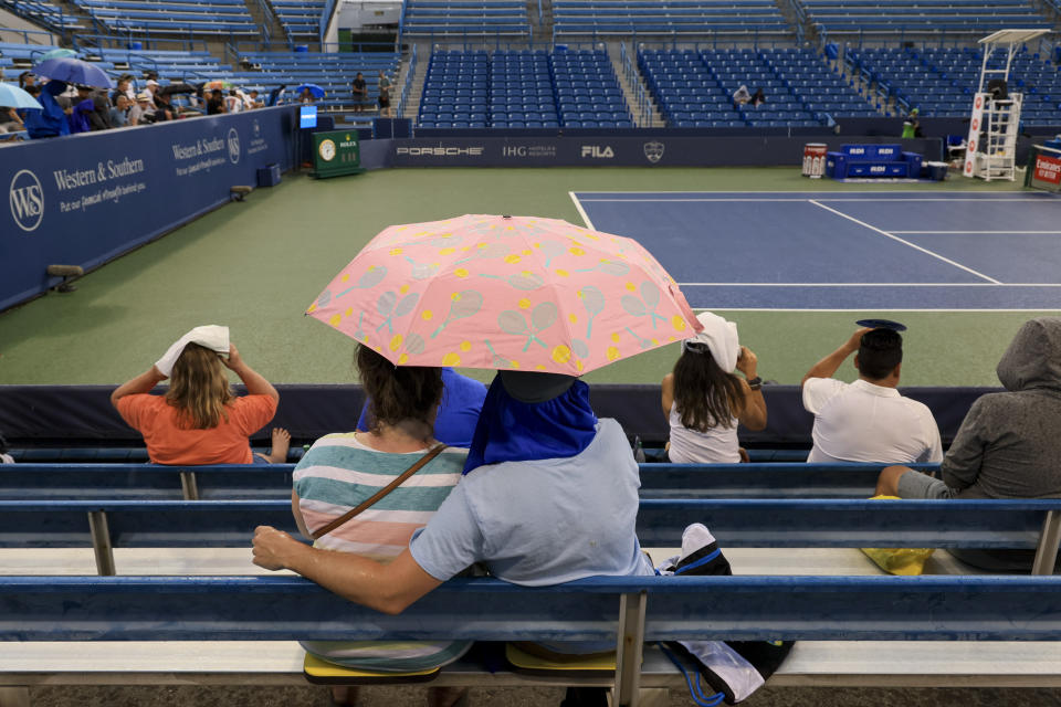 Aficionados observan el torneo Western & Southern Open de Cincinnati el martes 16 de agosto del 2022. (AP Foto/Aaron Doster)